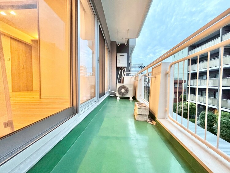 バルコニー 朝の澄んだ空気や、夕方に吹く清々しい風を感じられるバルコニー。