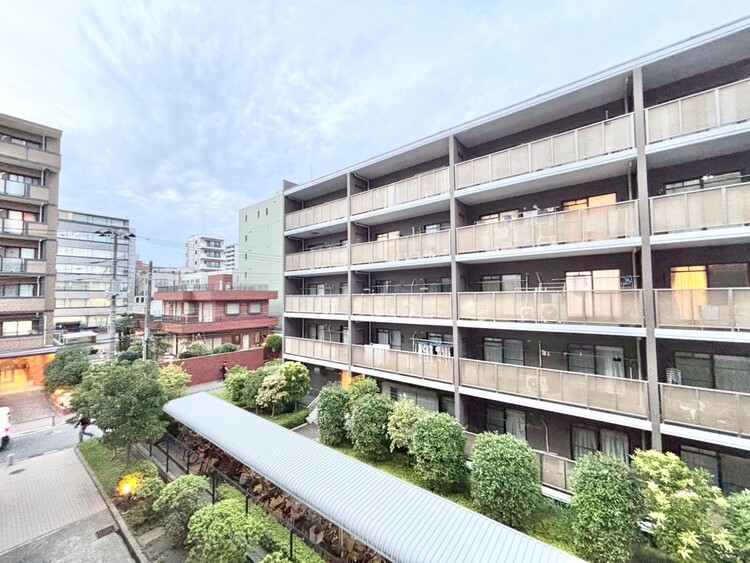 バルコニー 陽当たり・通風・開放感に恵まれた環境です。