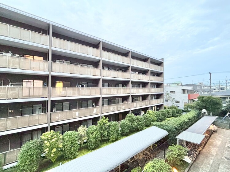 バルコニー 眺望や窓からの景色が良いと、家で過ごす時間も快適です。