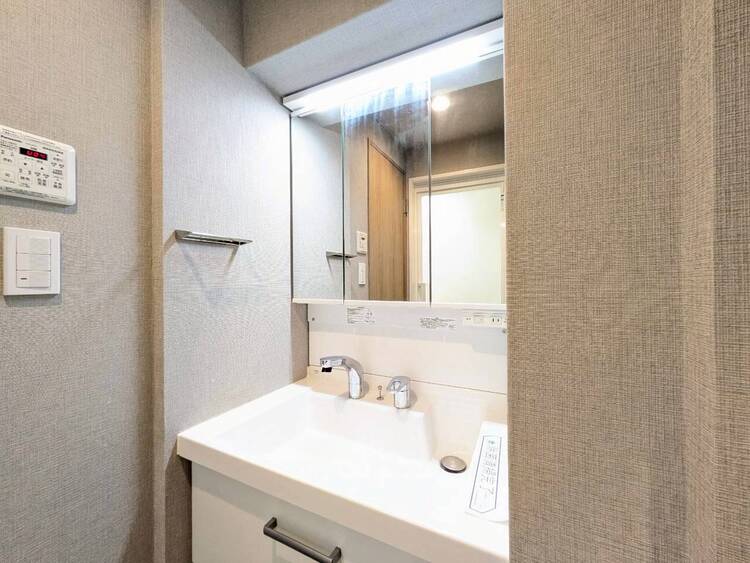 その他 清潔感を感じられる洗面化粧台。