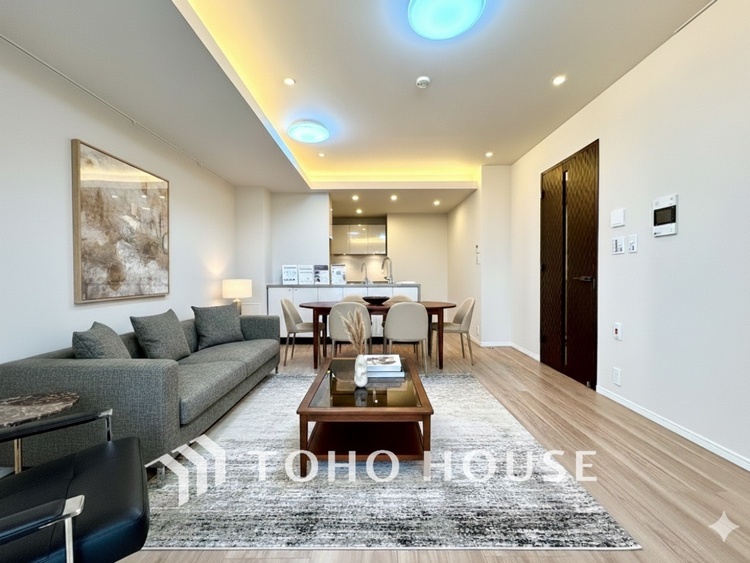 内装 【LIVING】◆煌びやか◆愛おしい家族との団欒の時間をより一層幸せなものに感じさせる煌びやかなLDK。輝かしい毎日が待っています。※この画像の家具の配置には、CGによる加工を施しております。