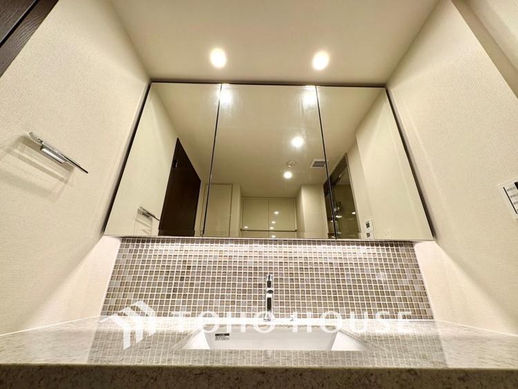 洗面 【WASHROOM】◆快適◆煌びやかな暮らしの中にも忘れたくない快適さ。大きな収納が助けてくれます。
