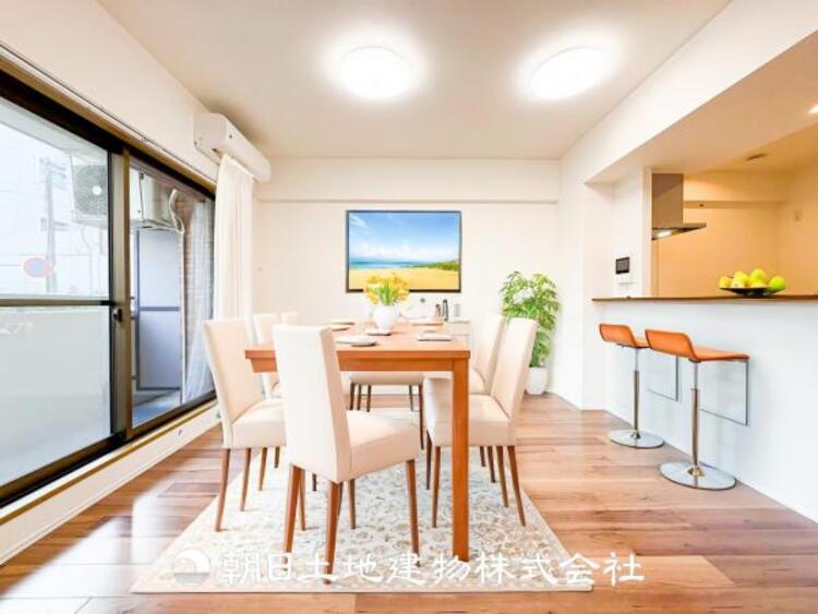 居間 リビングにはみんなが集い、食事や楽しい会話が始まる。