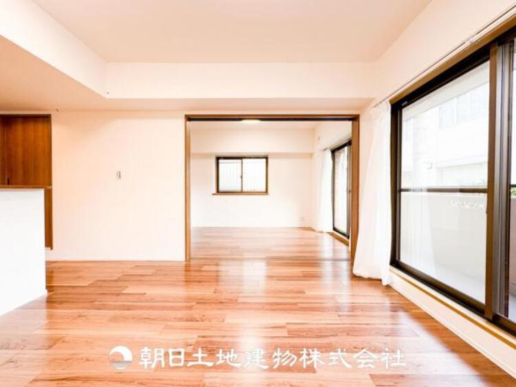 居間 大切なご家族、招いた友人と過ごすひと時を溢れる光が優しく包み込む空間。