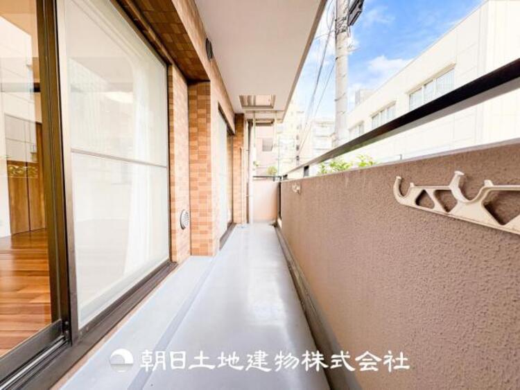 バルコニー 太陽に愛された家。陽当り・通風に優れた魅力的で快適さを追求した住宅です。