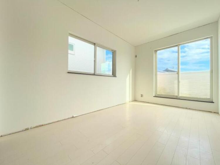 その他 ●〇2面採光でお部屋の隅々まで明るい印象の居室。バルコニーにも出られて、おひさまの光と爽やかな風をたっぷりと取り込めます。勉強やテレワーク中の方も簡単に気分転換。毎日の生活も自然と明るくなりそう　〇●