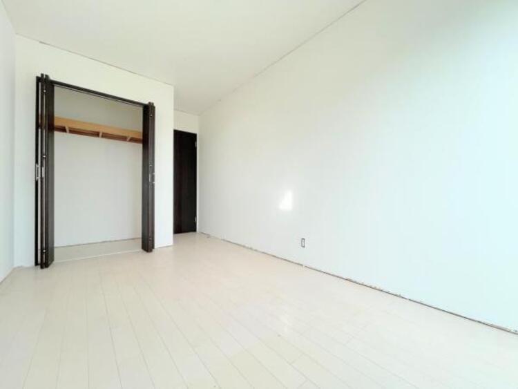 その他 ●〇全居室にクローゼットを完備！普段使いのお洋服や小物はもちろん、季節物のお洋服などもしっかりと整理整頓おしまい頂けます。整理整頓は床に物を置かない所から。居室空間をより広く隅々まで使用できます　〇●