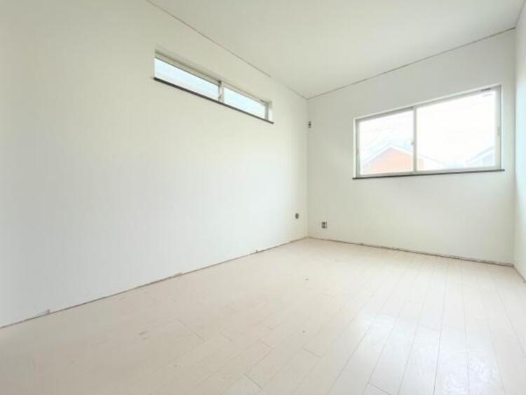 その他 ●〇採光、通風が心地よいお部屋です。お子様部屋にも、お父さんの書斎にも、どんな目的でも心地よくお使いいただけるようなデザインになっている為、家族構成の変化にも柔軟に対応できる居室となっております　〇●