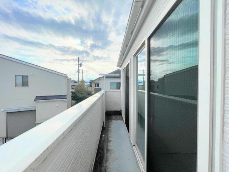 その他 ●〇日当たり良好！晴れた日はお洗濯物も気持ちよく乾きます。バルコニーからたっぷりの光をうけたお布団やシーツから太陽のにおいが感じられます。一度に洗濯を干せる量を気にする家庭も満足できるスペースです〇●