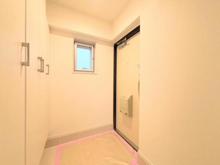 その他 ●〇住まいの第一印象を決める玄関スペース。収納力が高い下足入れを設置しており、高級感と清潔感を演出しました。小窓からの採光で明るい設計です。気持ちの良い気分でお出かけする事ができ、帰宅時も良い気分〇●