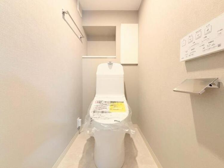 その他 ●〇ゆとりをもった広さ、白ベースに清潔感ある空間です。もちろんウォシュレットも完備しております。小物を収納するスペースがあるのも良いですね。毎日頻繁に利用する大切な空間だからこそ、こだわりたいです〇●