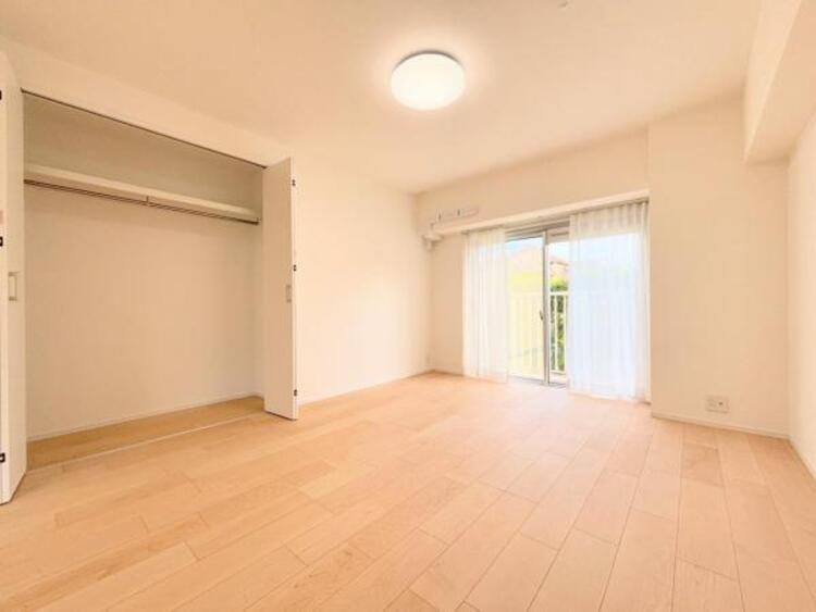 その他 ●〇採光、通風が心地よいお部屋です。お子様部屋にも、お父さんの書斎にも、どんな目的でも心地よくお使いいただけるようなデザインになっている為、家族構成の変化にも柔軟に対応できる居室となっております　〇●