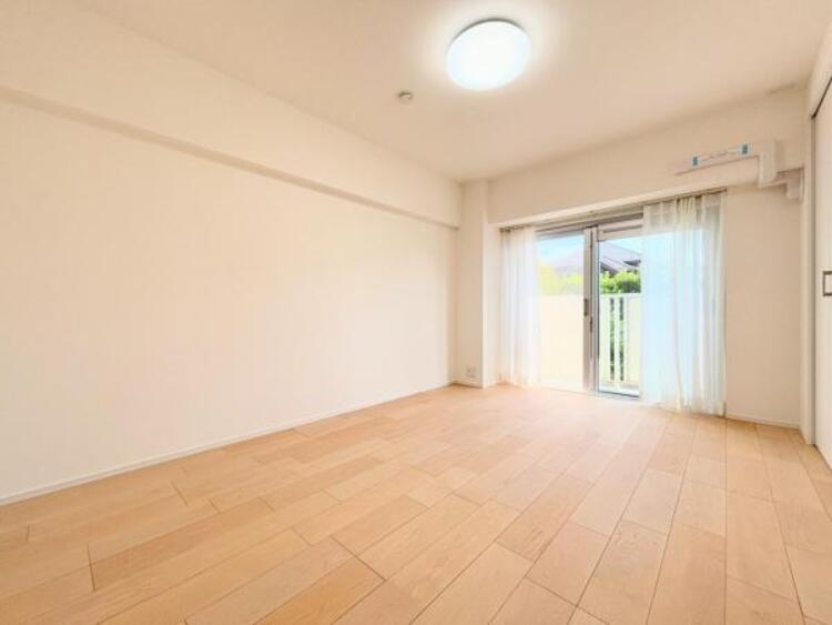 その他 ●〇採光もアクセントの一つとして。プライベートルームにはやさしい光が射し込んでいて、この明るい好みの空間で読書や音楽。充実した時間を過ごせます。日中に明りをつける必要が無い事も物件選びの大きな条件〇●