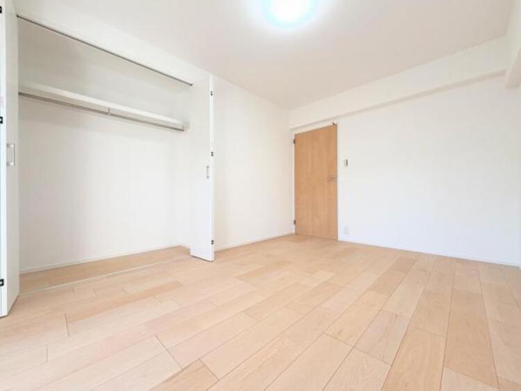 その他 ●〇全居室にクローゼットを完備！普段使いのお洋服や小物はもちろん、季節物のお洋服などもしっかりと整理整頓おしまい頂けます。整理整頓は床に物を置かない所から。居室空間をより広く隅々まで使用できます　〇●