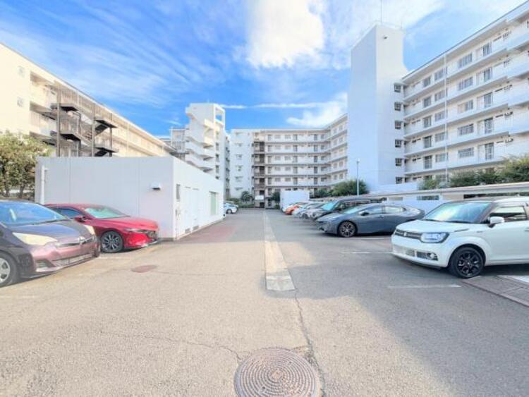 その他 【駐車場】日々の生活にクルマは欠かせないという方は、駐車場確保は大事な条件。