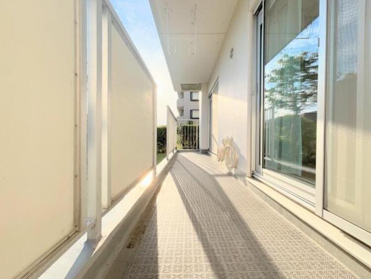 その他 ●〇広いバルコニーは、暮らしの中での光と風を演出してくれています。見事なまでの開放的な空間をお楽しみください。涼しい季節はバルコニーで語らったり少しお酒を飲んだり。癒しのスペースとして重宝できます〇●