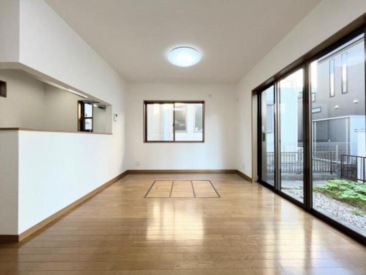 その他 ●〇明るく開放的な空間が広がるLDK。豊かな陽光が注ぎ込み爽やかな住空間を演出。ホームパーティーでもゲストと一緒に料理を楽しみながら楽しい時間を過ごせそう。広々としたLDKは床の掃除も楽です●