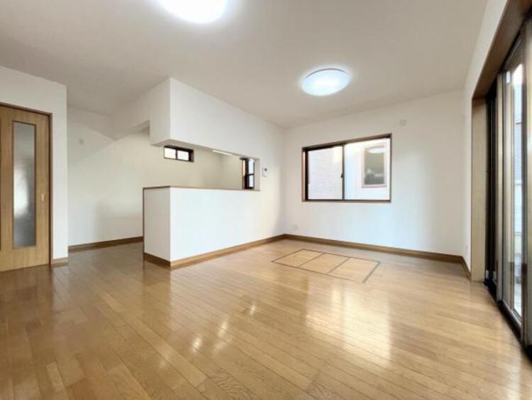 その他 ●〇オープンでのびやかな空間を生み出す、こだわりの広がりとゆとり。家族と過ごす時間を大切にしたい方にぴったりの明るくゆとりある住空間です。南側の窓からの日差しがリビングの中までしっかりと届きます〇●