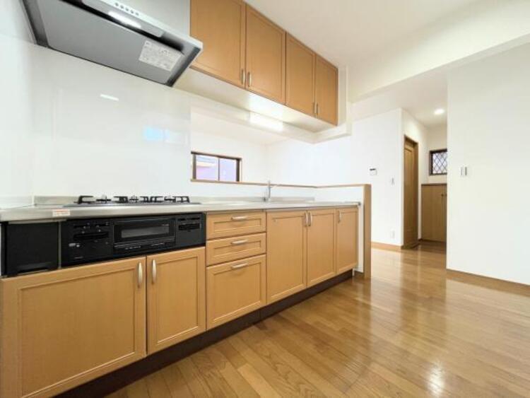 その他 ●〇新しいキッチンは気分も上がり、家事も楽しくできそう。お手伝いをしてくれるお子様と並んで立てるキッチンは、ご家族のコミュニケーションを育む場として活躍します。収納力が高い事も大事なポイントです〇●