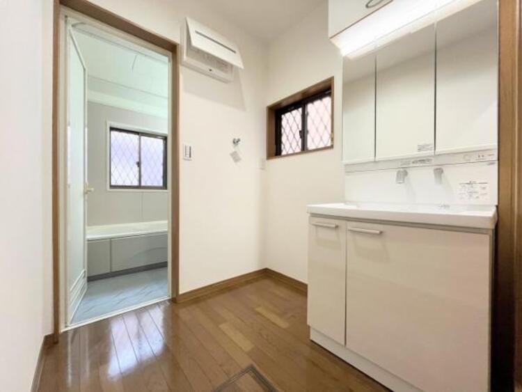 その他 ●〇平日の朝であっても、落ち着きとくつろぎを感じられる。歯磨き粉が行方不明になるようなごちゃごちゃ感も解消。収納力の高い洗面所です。　コーディネートされた空間で気持ちよく身だしなみを整えられます　〇●