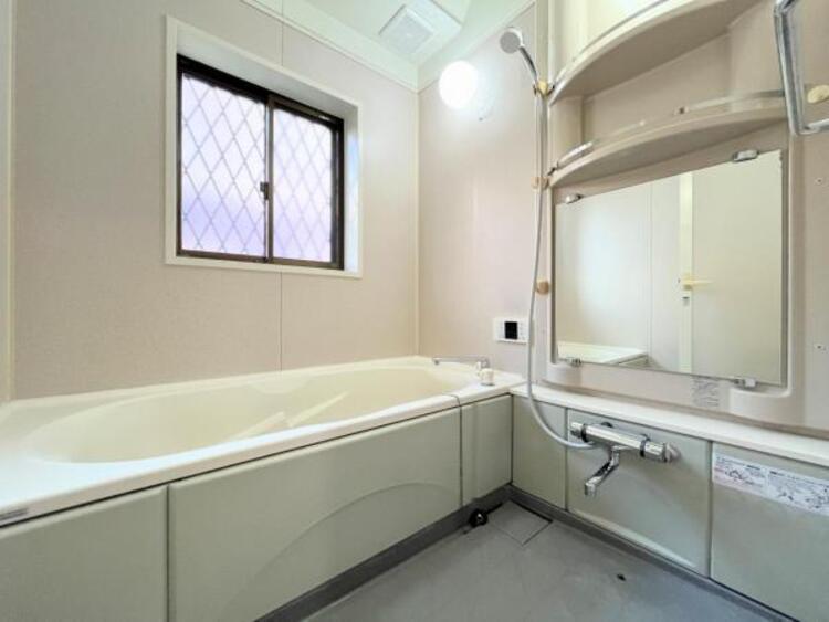 その他 ●〇ユニットバスはゆったりとくつろげる1坪タイプ。足までしっかりと伸ばせる浴槽は心身ともにしっかりと疲れを癒してくれます。お子様と一緒の入浴でも充分な広さです。バスルームは疲れを癒すくつろぎの場所〇●