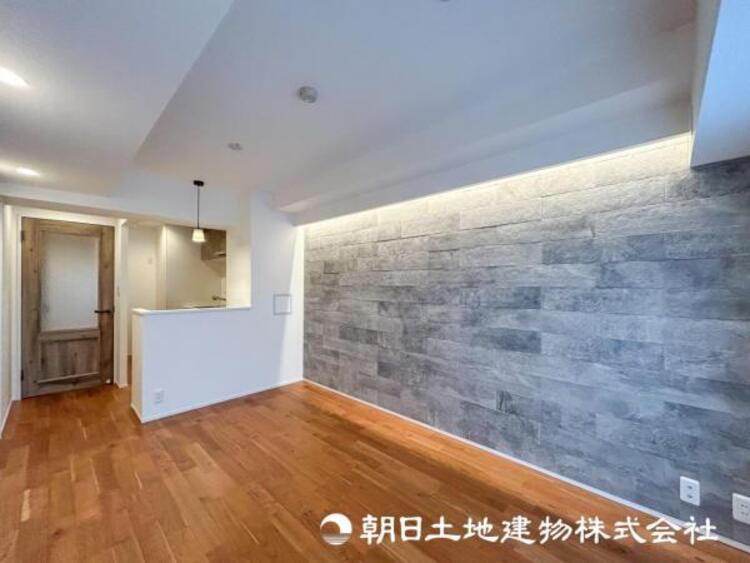 居間 【リビング】リビングにはみんなが集い食事や楽しい会話でついつい時を忘れてしまう。そんな束の間の幸せを感じさせてくれる場所。