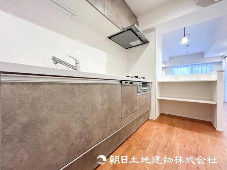 キッチン 【キッチン】仲良しなご夫婦、お子様、みんなでお料理ができる程の贅沢なスペースを実現したキッチンとなっております。