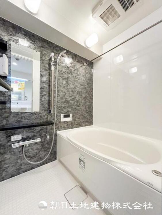 風呂 【浴室】1日の疲れを癒すバスタイム。心地よいリラックスを叶える独立した美しい空間です。心からゆったりと寛いでいただけます。