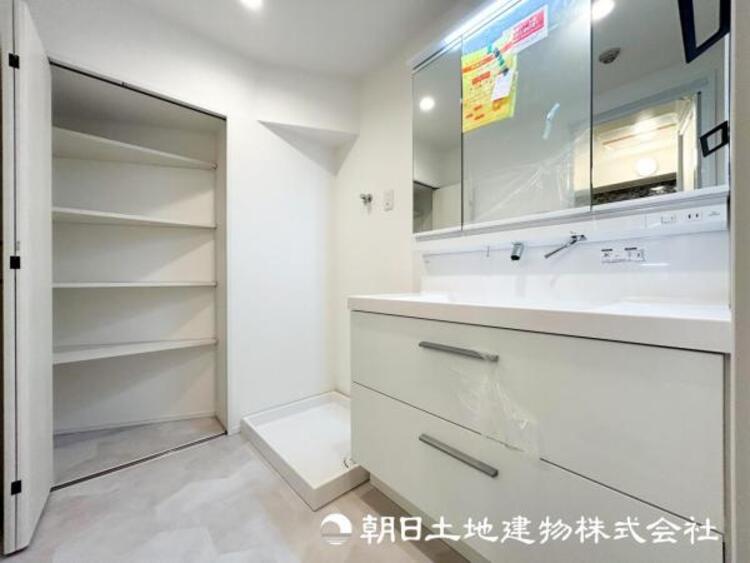 洗面 【洗面化粧台】落ち着いた清潔感のある空間は、身だしなみチェックや肌のお手入れに最適です。収納も十分でゆとりを持たせます。