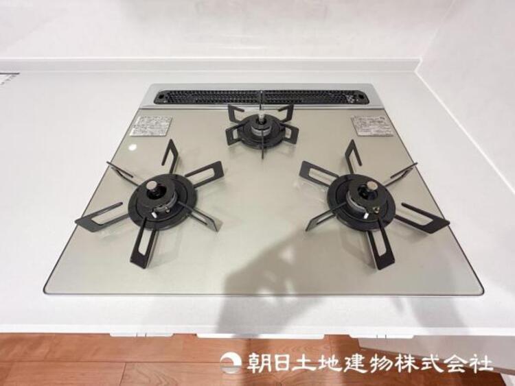 設備 【3口ガスコンロ】お料理に必須の３口コンロ。同時進行で自慢のお料理も効率アップ！もちろんグリルもついてます！