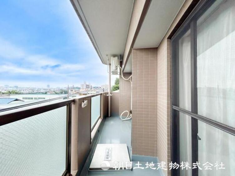 バルコニー 【バルコニー】太陽に愛された家。陽当り・通風に優れた魅力的で快適さを追求したプライベート空間です。