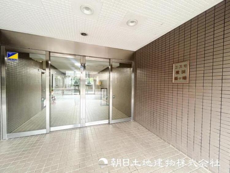 エントランス 【エントランス】その家から感じられる、気品・上質・重厚感・極細やかさ、そのすべては見た者に安らぎを与える特別な空間です。