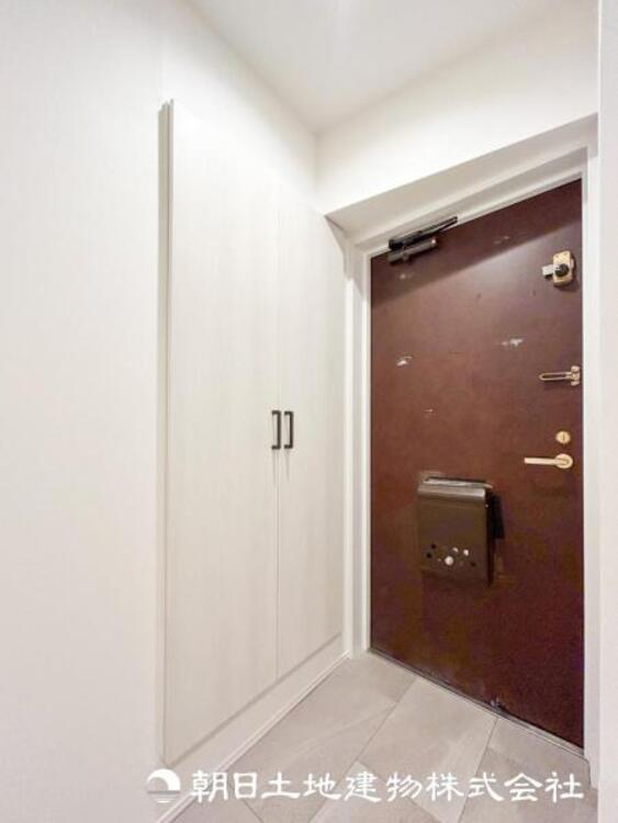 その他 【玄関】温かい空気が溢れる玄関がお出迎えする本物件。この場所には「温もり」で包み込んでくれる安心できるな空間があります。