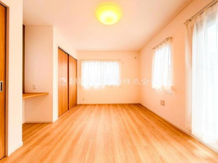 内装 穏やかな寛ぎあじわえるお部屋では有意義な時間がつくれます！大きな窓からと陽光が注がれる明るい空間！光もアクセントの一つとして。一人時間も充実したものにできるプライベートルームは日々を豊かにします！！ 