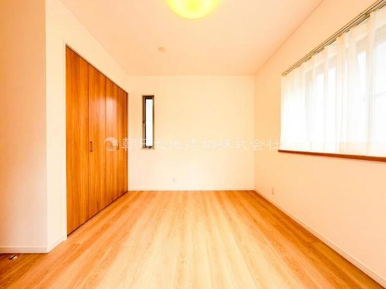 内装 居室はひとり時間を過ごせる安らげるお部屋として活用できます！収納スペースあり！荷物が多くても十分！ベッドや勉強机、テレビなどを置きたい場合におすすめ！！過ごす時間が長くてもゆったり過ごせそうですね！ 