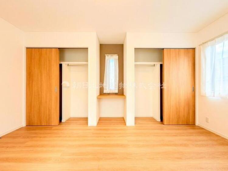 内装 【収納】適材適所に設けた収納は、奥行きもあり多くの物の収納が可能です。扉を閉めるとパッと隠すことができるので、いつでも室内が整理整頓でき気持ちのいい空間として使えます! 