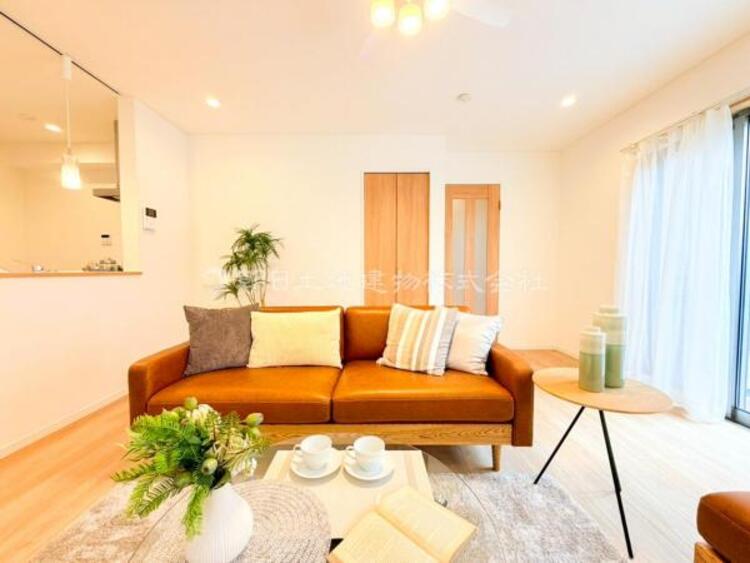 居間 家族の会話や笑顔が行き交うリビングで、子供を走り回らせたい。ダイニングテーブルでゆったり食事を堪能。光と風が溢れる開放的なリビングダイニングには、くつろぎの空間を生み自然と家族みんなが集まってきます 