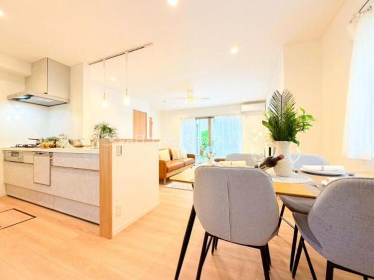 居間 お天気が晴れの日は照明をつけなくても充分明るいリビングです！どこか落ち着きのある広々とした内装です！皆で過ごす空間が、目に浮かんでくる様な優しいリビングダイニングです！くつろいだり楽しい時間を是非！ 