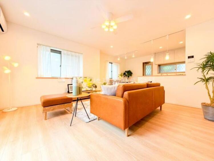 居間 リビングにあふれる採光と心地よい風のつどう調和された空間！！生活を彩る充実した日々が過ごせそうです。家族の滞在期間が長くなることを予測して、設計士が思いと工夫をこらした自慢のリビングダイニング！！！ 