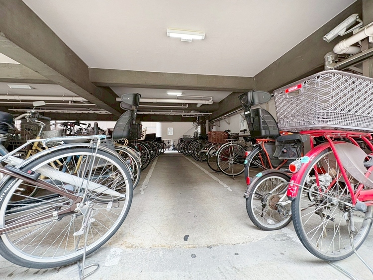 設備 きちんと整備された駐輪場。住む方の心遣いが感じられます。