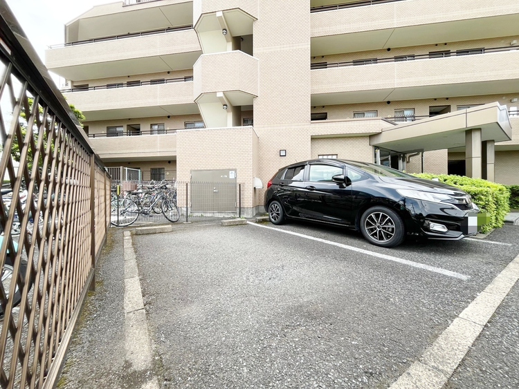 駐車場 本物件の駐車スペースです。車種制限のある場合もございますので、お気軽にお問い合わせくださいませ。