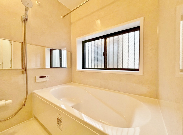 風呂 一日の疲れを癒すバスルームは、心地よいリラックスを叶える清潔感溢れる空間です。