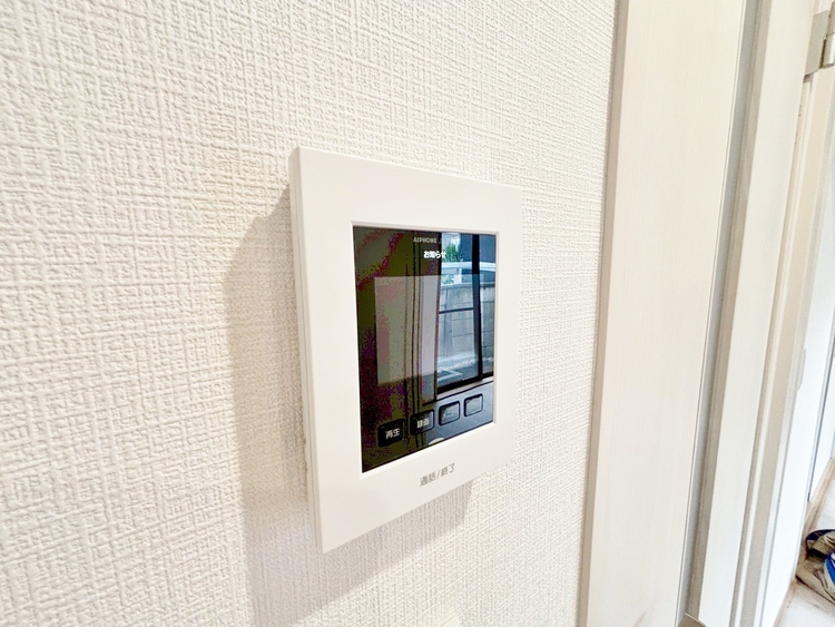 設備 来訪者と通話ができ、モニターで姿が確かめられるインターホンを採用。暮らしの安心感を一層高めます。