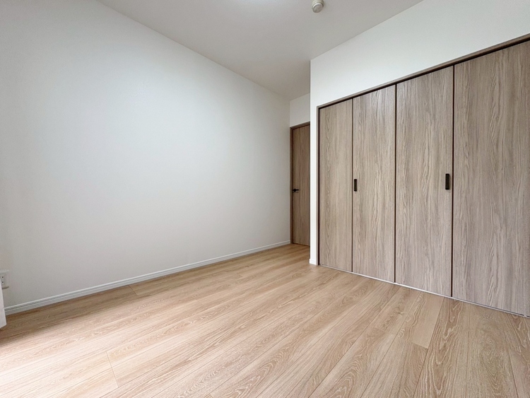 寝室 ベッドも十分に設置するスペースがあります。