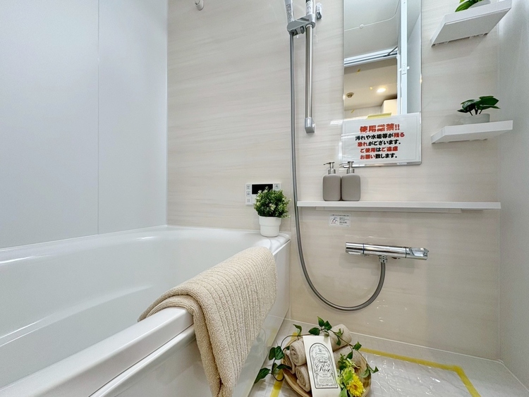 風呂 一日の疲れを癒すバスルームは、心地よいリラックスを叶える清潔感溢れる空間です。