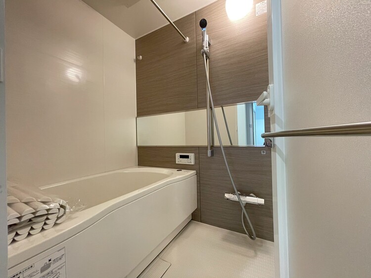 風呂 一日の疲れを癒すバスルームは、心地よいリラックスを叶える清潔感溢れる空間です。