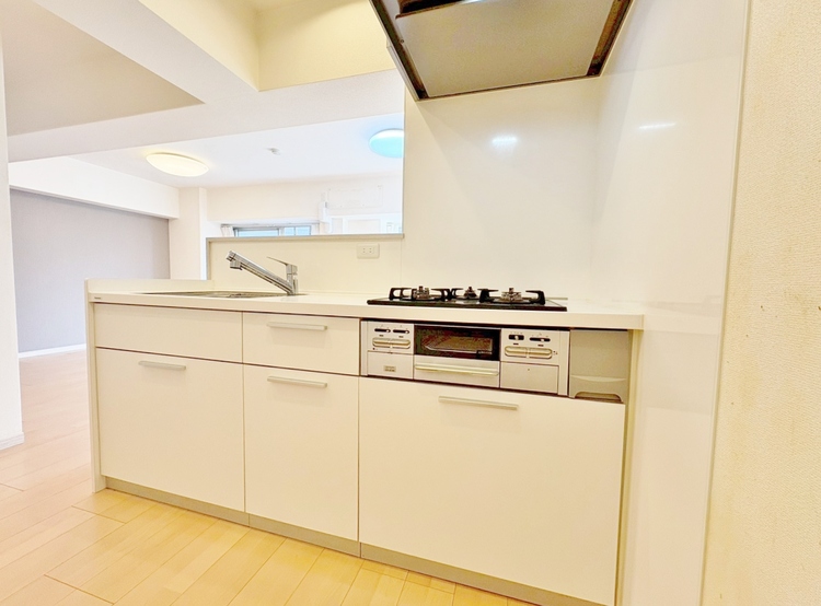 キッチン スマートな意匠と充実の機能を備えたキッチンが、暮らしにおいしい彩りを添えます。