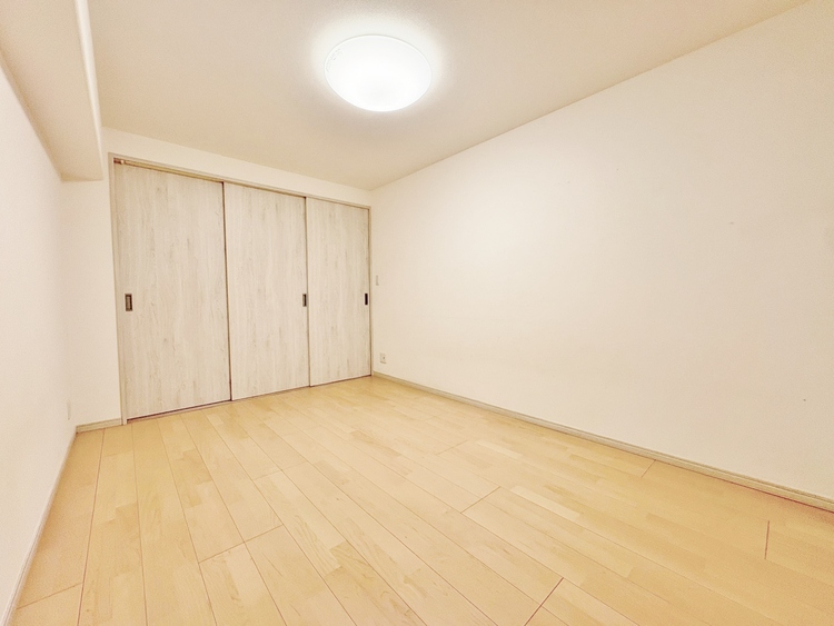 寝室 ベッドも十分に設置するスペースがあります。