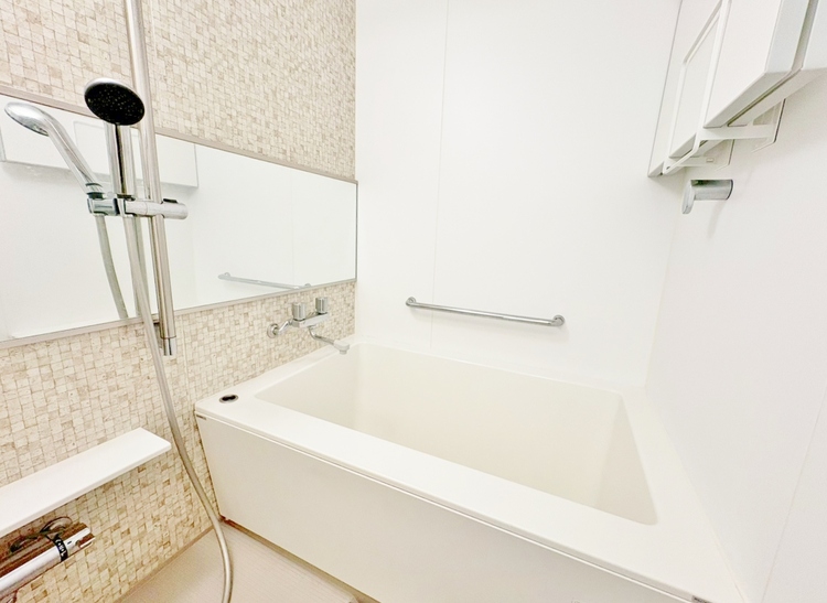 風呂 一日の疲れを癒すバスルームは、心地よいリラックスを叶える清潔感溢れる空間です。