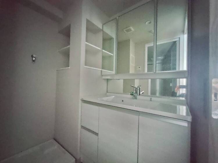 その他 清潔感を感じられる洗面化粧台。